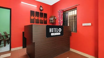 Een hotel receptiebalie met een bord waarop staat dat het wordt beheerd door OYO.