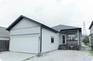 Exterior - Cozy house in luxurious Bridgewater area. (Winnipeg)