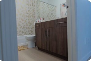 Bathroom - Cozy house in luxurious Bridgewater area. (Winnipeg)