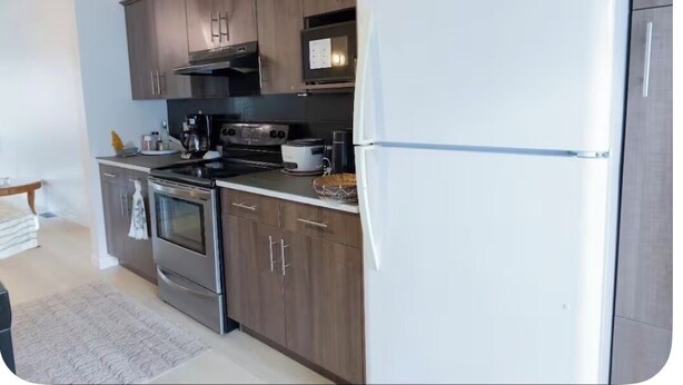 Coffee/tea maker, microwave, electric kettle, toaster - Cozy house in luxurious Bridgewater area. (Winnipeg)