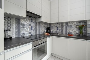 Apartamento clássico, sacada, vista para a cidade | Cozinha privada | Chaleira elétrica, chapa, produtos de limpeza biodegradáveis disponíveis