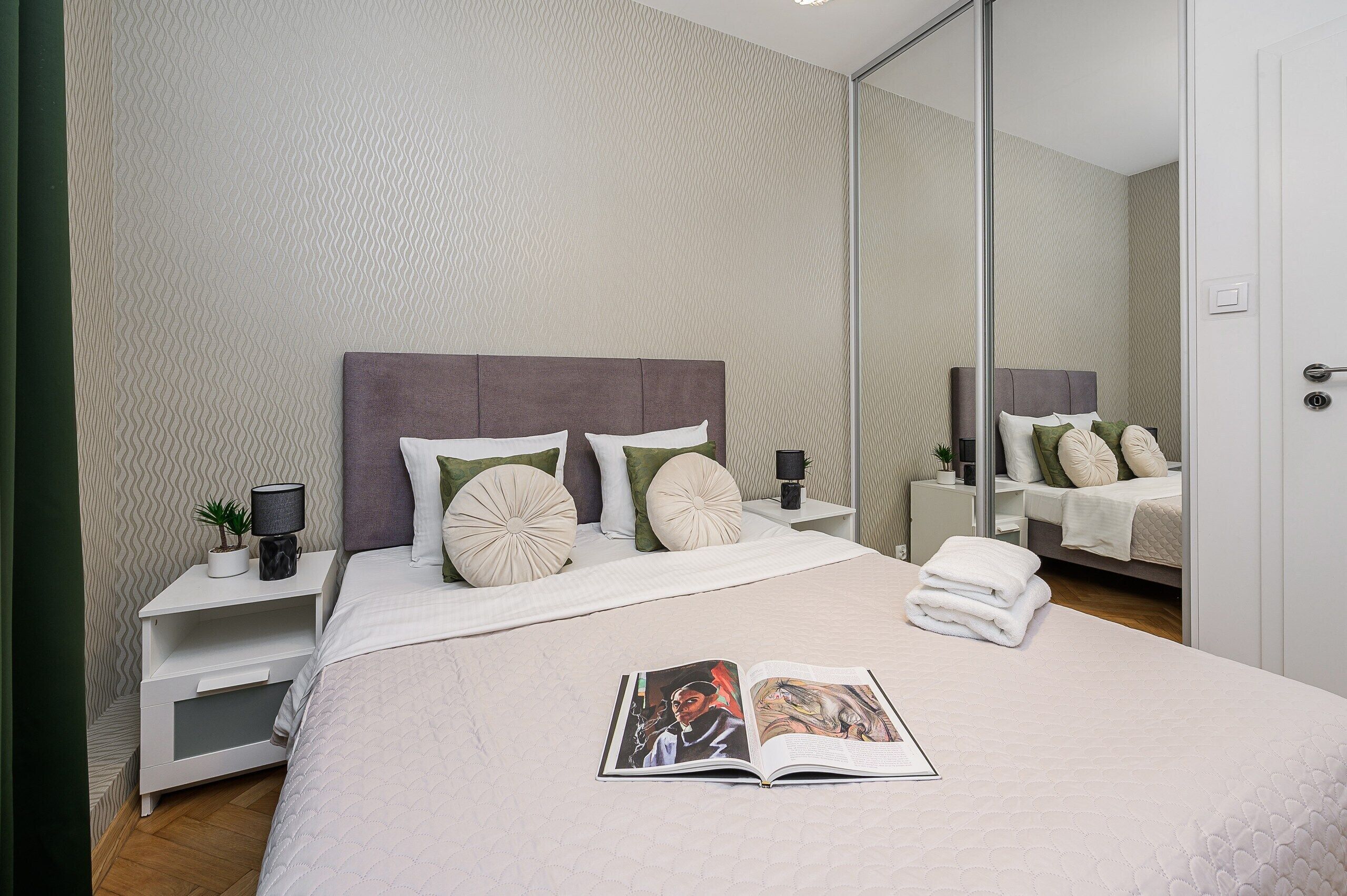 Classic Apartment, Balcony, City View | Premium bedding, iron/ironing board, WiFi (free), bed sheets