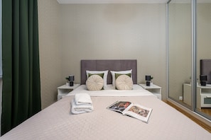 Apartamento clássico, sacada, vista para a cidade | Roupas de cama premium, ferros/tábuas de passar roupa, Wi-Fi de cortesia