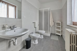 Bathroom - arrà ristorante con camere  (Sale San Giovanni)