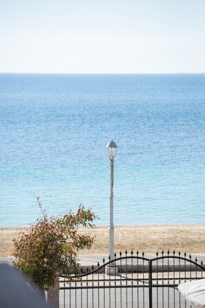 A coastal view with a lamp post and a metal fence in the foreground. - Studio Johanna A2 by Rentals Pro - Toroni Halkidiki (Toroni)