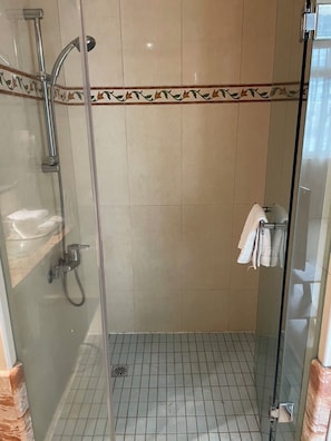 Comfort Double or Twin Room, City View | Bathroom | Separate bathtub and shower, hair dryer, towels, shampoo - MUJU Hotel (Songshan District)