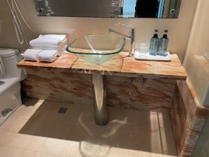 Comfort Double or Twin Room, City View | Bathroom | Separate bathtub and shower, hair dryer, towels, shampoo - MUJU Hotel (Songshan District)