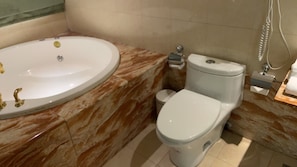 Comfort Double or Twin Room, City View | Bilik Mandi | Tab mandi dan pancuran berasingan, pengering rambut, tuala disediakan 