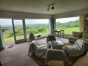 Living area - Charming 3-bedroom house in Avranches perfect for your getaway, (Avranches)