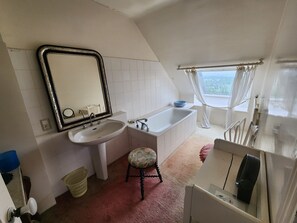 Shower, hair dryer, towels, toilet paper - Charming 3-bedroom house in Avranches perfect for your getaway, (Avranches)