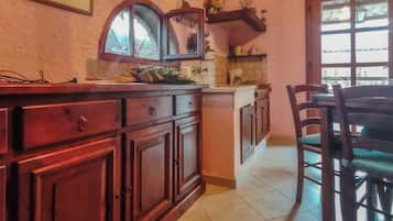 House, Patio, Garden View | Private kitchenette