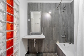 Bathroom - Prime Alfama Apartment with Tagus River Views (Lisbon)