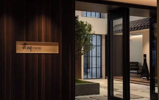 A hotel entrance with a wooden door and a sign indicating 'Yun Chuan Hotel'.