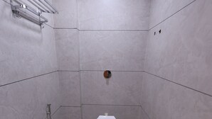 Douche, serviettes fournies, savon, shampooing