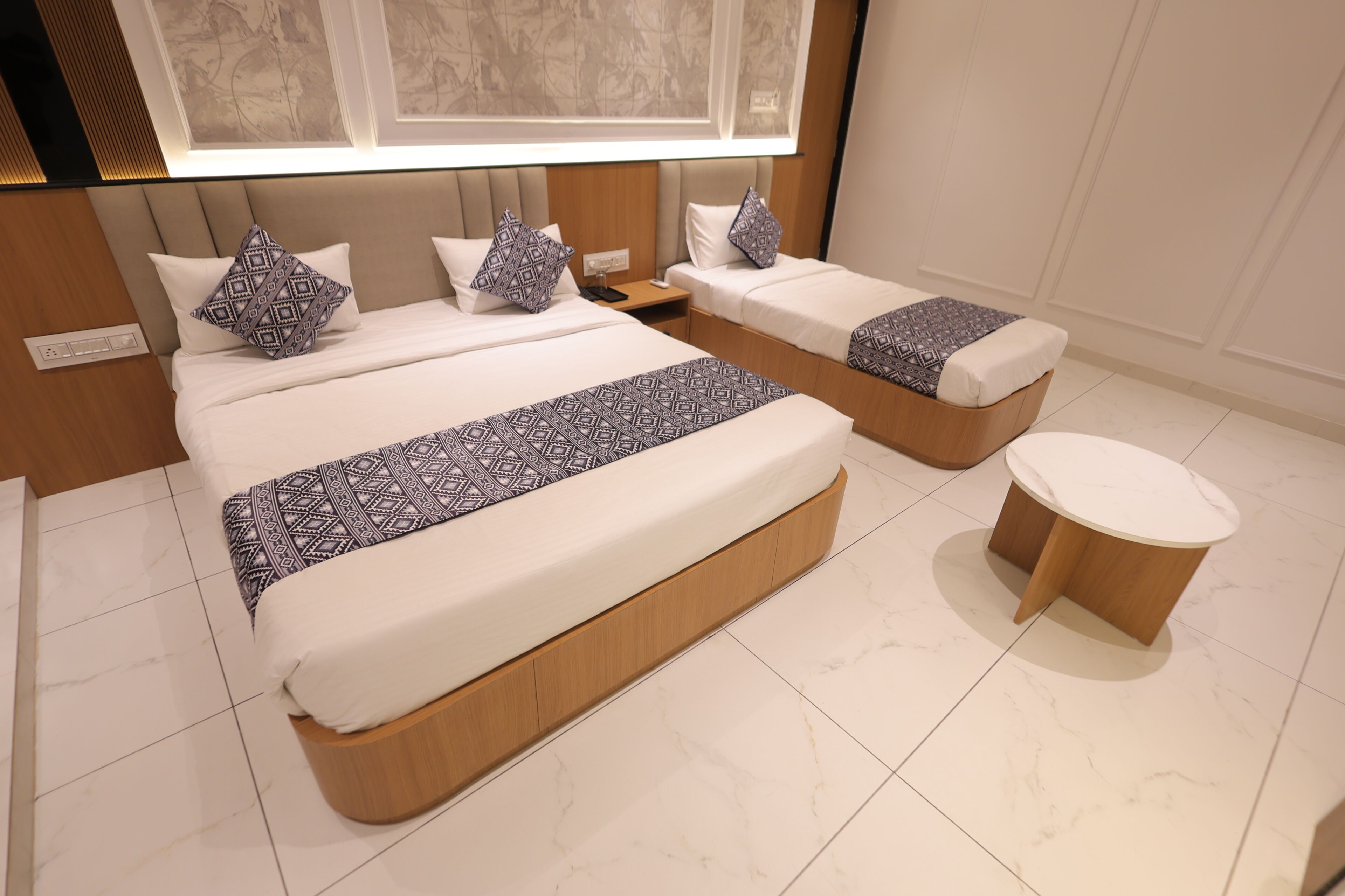 Family Room | Desk, laptop workspace, free WiFi