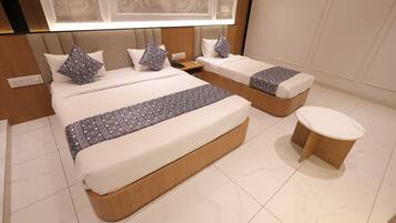 Family Room | Desk, laptop workspace, free WiFi