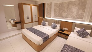 Chambre familiale | Bureau, espace de travail pour ordinateurs portables