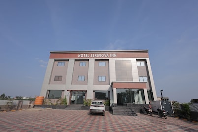 Hotel Serenova Inn