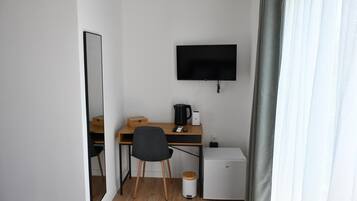 Deluxe Double Room, Patio, Garden View | Interior