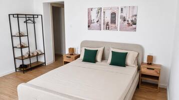 Habitació doble Deluxe, pati, vistes al jardí | Escriptori, espai de treball apte per a portàtils i cortines opaques