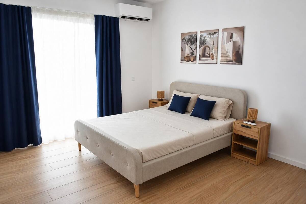 Deluxe-Doppelzimmer, Terrasse, Gartenblick | Schreibtisch, laptopgeeigneter Arbeitsplatz, Verdunkelungsvorhänge