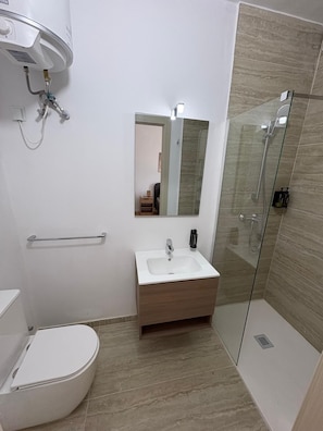 Deluxe-Doppelzimmer, Terrasse, Gartenblick | Badezimmer | Dusche, kostenlose Toilettenartikel, Haartrockner, Handtücher