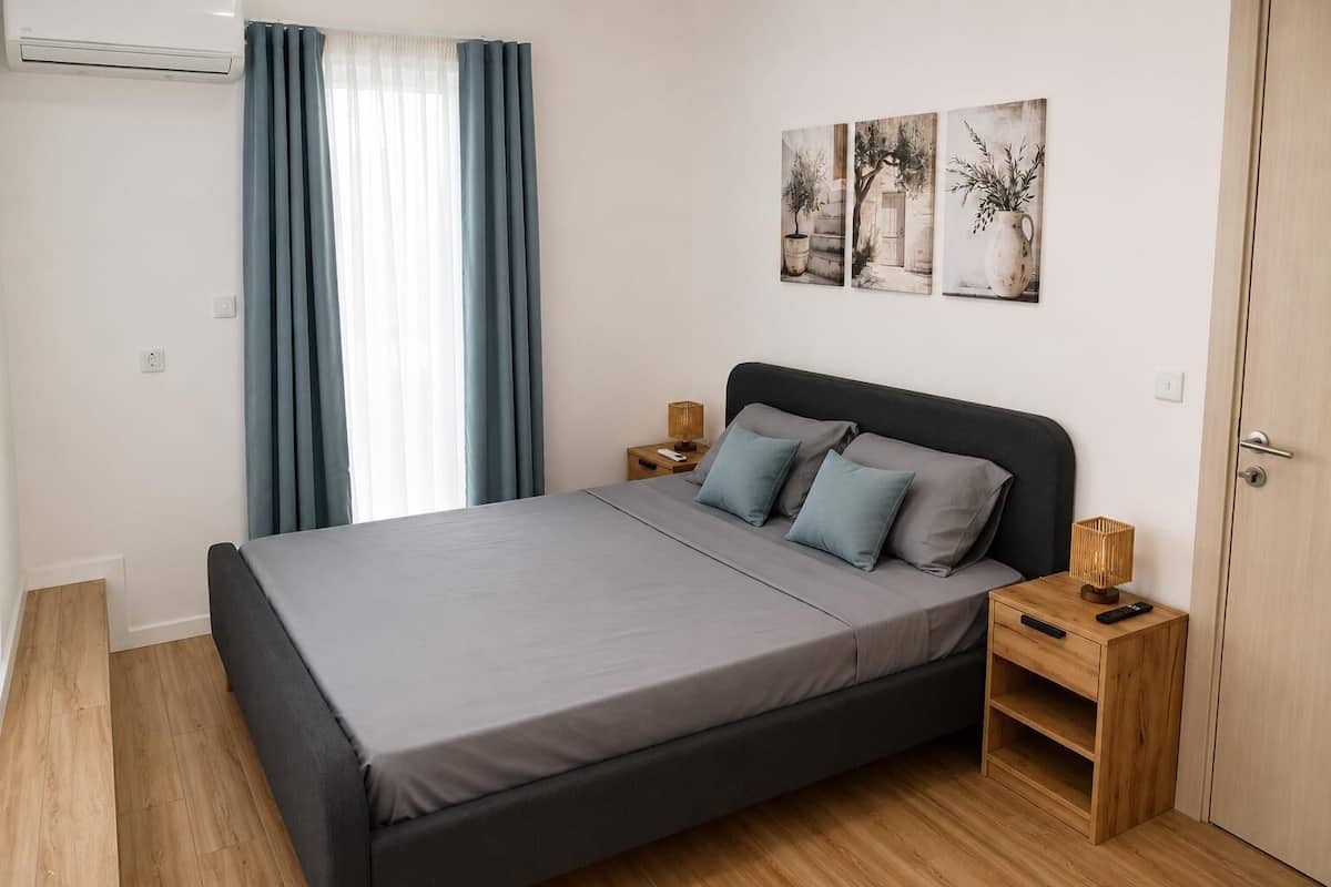 Deluxe-Doppelzimmer, Terrasse | Schreibtisch, laptopgeeigneter Arbeitsplatz, Verdunkelungsvorhänge