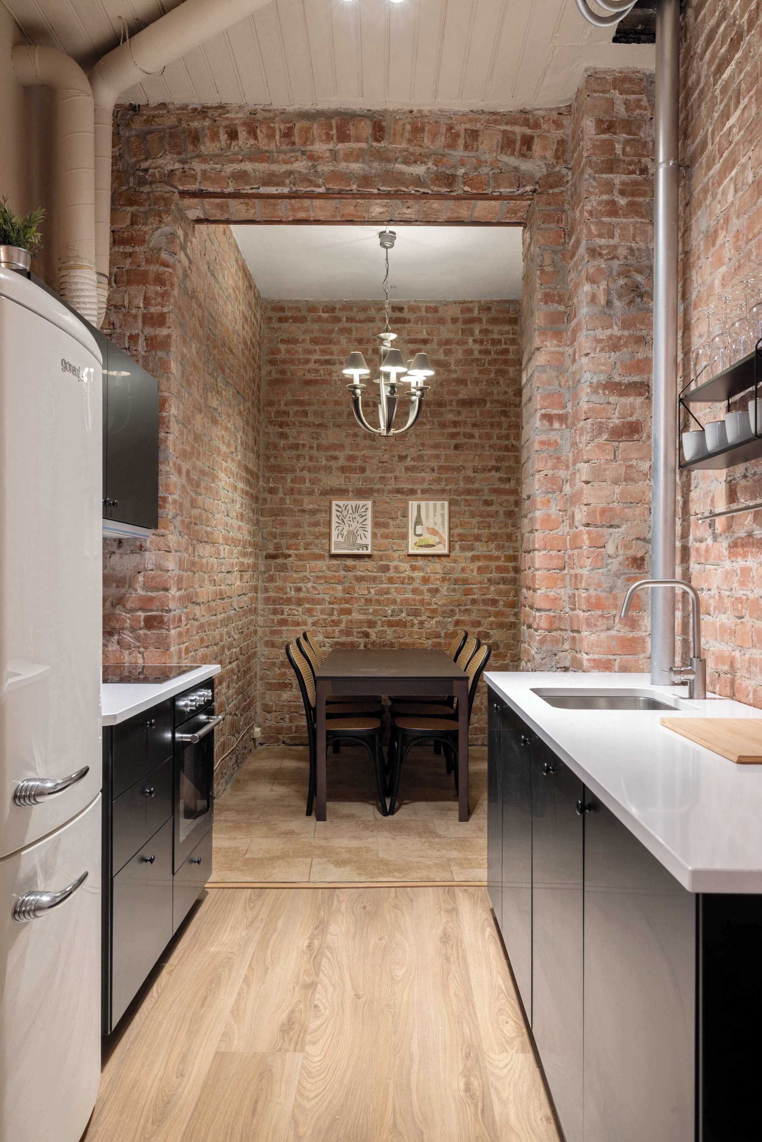Coffee/tea maker, fridge, oven, stovetop