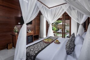 Villa, terrasse, bassengutsikt | Safe på rommet og wi-fi (inkludert)