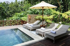 Villa, terrasse, bassengutsikt | Basseng | Utendørsbasseng