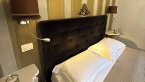 A hotel room with a bed, a bedside table, a nightstand, a lamp, and a wall-mounted light fixture. - La Rocca Guest House & SPA - Standard Room 5 (Montefalco)