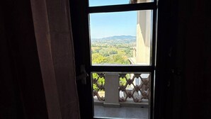 A door with a view of a balcony and landscape. - La Rocca Guest House & SPA - Standard Room 5 (Montefalco)