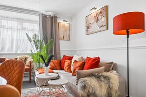 A living room with a sofa, armchairs, a coffee table, a floor lamp, and a painting on the wall. - HardenhuishHaus|Spacious 4BR|Group Stay|Parking (Brislington)