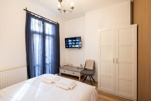A bedroom with a bed, a desk, a chair, a TV, and a wardrobe. - 2|Burnham-on-sea|Contractors|Couple|Sleeps2|WiFi (Somerset)