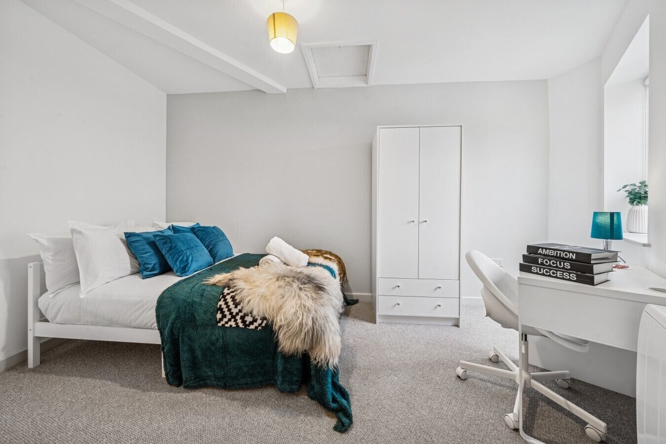 Desk, iron/ironing board, WiFi, bed sheets