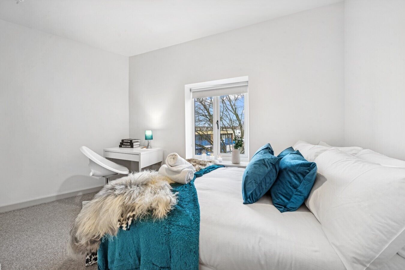 Desk, iron/ironing board, WiFi, bed sheets