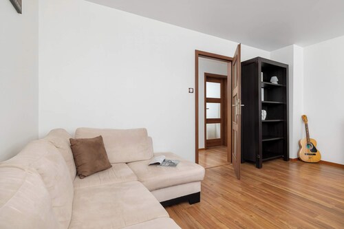 Spacious Apartment with Balcony | 3 Bedrooms | Workspace