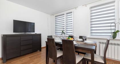 Spacious Apartment with Balcony | 3 Bedrooms | Workspace