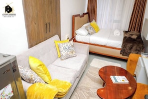 Deluxe-Studio, Stadtblick | Wohnbereich | 32-Zoll-Smart-TV mit Digitalempfang
