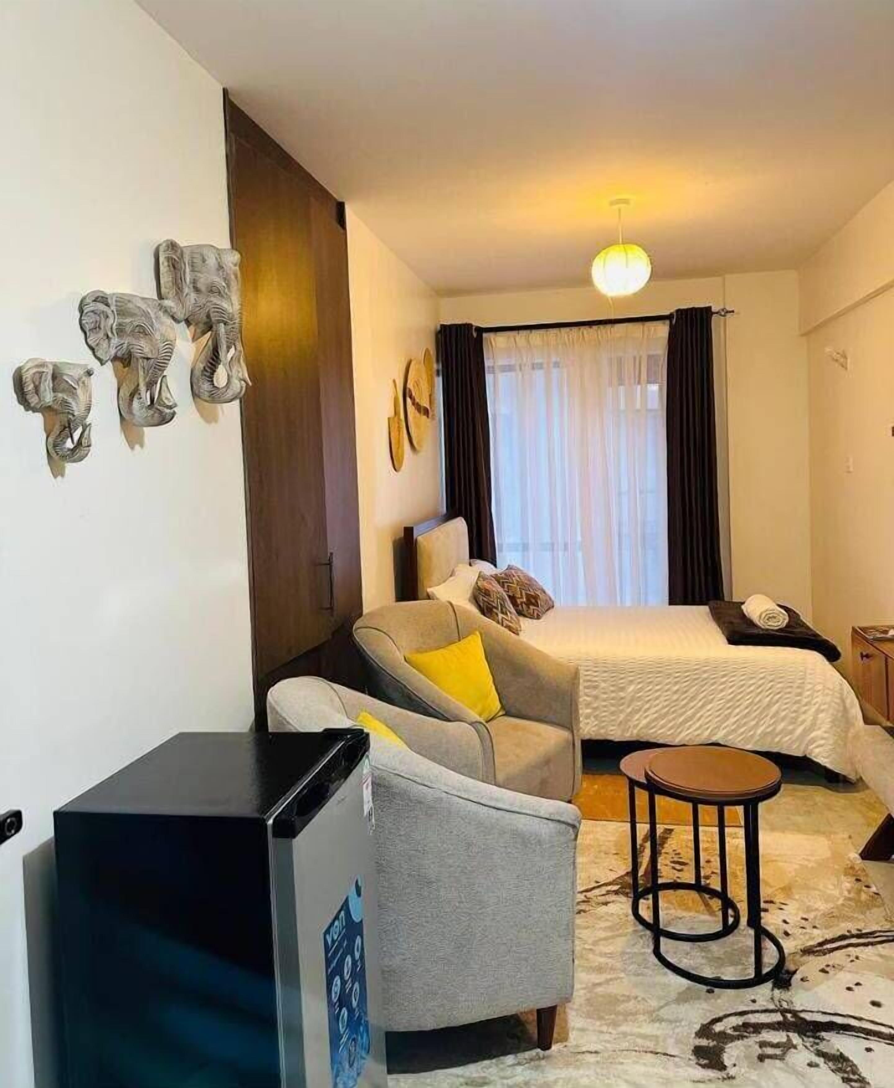 Deluxe-Studio, Stadtblick | Wohnbereich | 32-Zoll-Smart-TV mit Digitalempfang