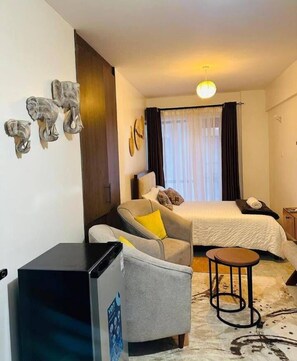 Deluxe-Studio, Stadtblick | Wohnbereich | 32-Zoll-Smart-TV mit Digitalempfang