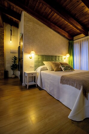 A bedroom with a bed, nightstands, a lamp, a potted plant, and a wooden ceiling. - Refugi dels Somnis "Home of Dreams" - Charming Tourism in Onda (Onda)