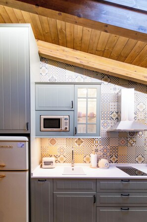 A kitchen with grey cabinets, a microwave, a toaster, and a sink. - Refugi dels Somnis "Home of Dreams" - Charming Tourism in Onda (Onda)