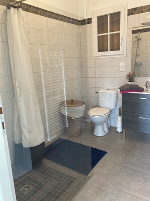 Sèche-cheveux, serviettes fournies, papier toilette