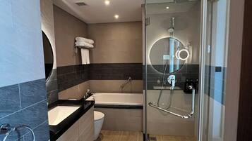 Douche, séchoir à cheveux, bidet, serviettes fournies