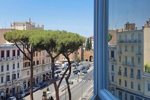 A street view with buildings, a tree, and a clear sky. - Apartment in Rome with 1 bedrooms sleeps 4 (Rome)