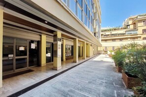 A covered walkway with a tiled floor, glass doors, and a sign indicating an HDI. - Apartment in Rome with 1 bedrooms sleeps 4 (Rome)