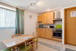Fridge, oven, stovetop, cookware/dishes/utensils