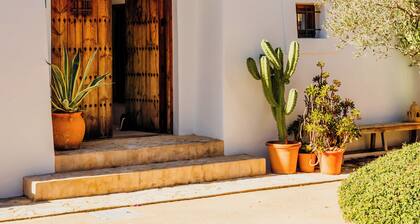 Luxury Ibiza Finca, Private Pool, Peaceful Oasis near Ibiza town