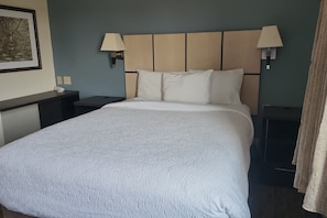 Room - Coratel Suites Extended Stay MSP Airport Minneapolis-Queen Suite Kitchenette NS (Richfield)